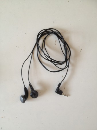 n°4 : écouteur comptatible iphone 1.50€